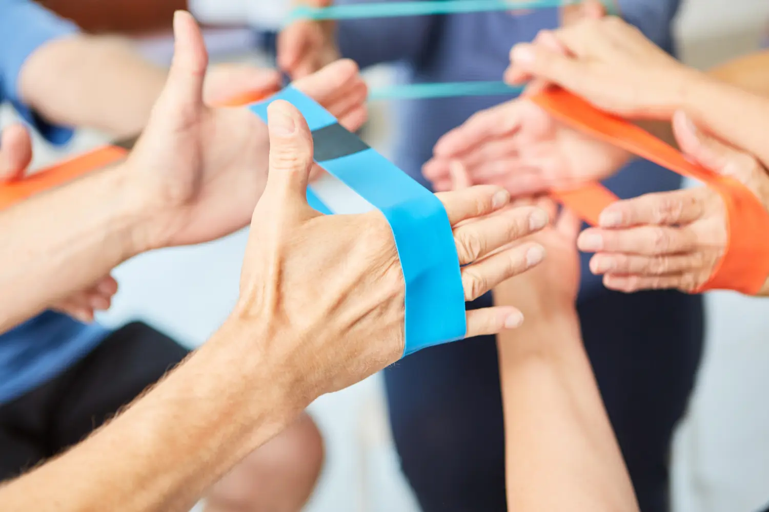 Praxis für Ergotherapie - medizinisch-therapeutische Behandlung - Die Hände trainieren mit dem Gummiband